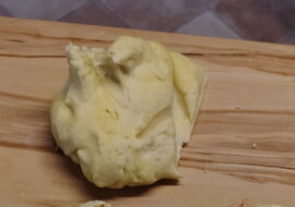 Ovocné knedlíky ze spařeného těsta (Těsto po přidání žloutku)