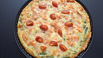 Quiche z čedarového těsta s lososem