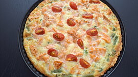 Quiche z čedarového těsta s lososem