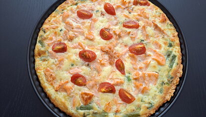 Quiche z čedarového těsta s lososem