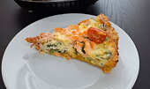 Quiche z čedarového těsta s lososem