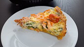 Quiche z čedarového těsta s lososem
