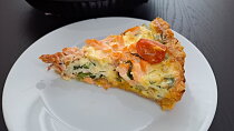 Quiche z čedarového těsta s lososem