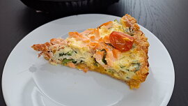 Quiche z čedarového těsta s lososem