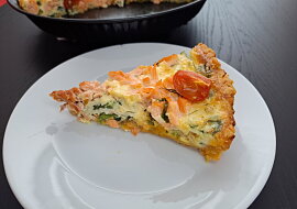 Quiche z čedarového těsta s lososem