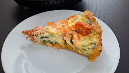 Quiche z čedarového těsta s lososem