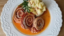 Vepřová roláda z panenky s chorizem a slaninou