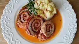 Vepřová roláda z panenky s chorizem a slaninou
