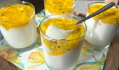 Jogurtová panna cotta s mangem a maracujou