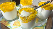 Jogurtová panna cotta s mangem a maracujou