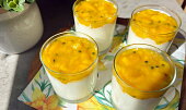 Jogurtová panna cotta s mangem a maracujou