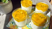 Jogurtová panna cotta s mangem a maracujou