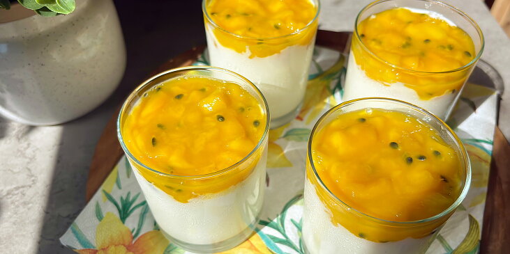 Jogurtová panna cotta s mangem a maracujou