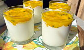 Jogurtová panna cotta s mangem a maracujou