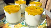 Jogurtová panna cotta s mangem a maracujou
