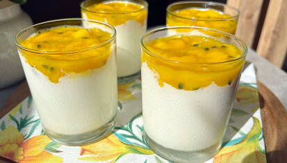 Jogurtová panna cotta s mangem a maracujou