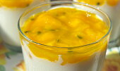 Jogurtová panna cotta s mangem a maracujou