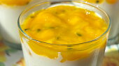 Jogurtová panna cotta s mangem a maracujou