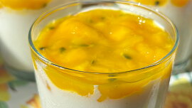 Jogurtová panna cotta s mangem a maracujou