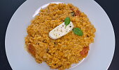 Rizoto z hnědé rýže s cherry rajčátky, mozzarellou a čerstvou bazalkou