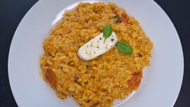 Rizoto z hnědé rýže s cherry rajčátky, mozzarellou a čerstvou bazalkou