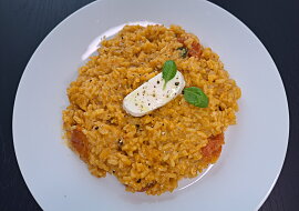 Rizoto z hnědé rýže s cherry rajčátky, mozzarellou a čerstvou bazalkou