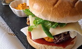 Domácí hamburger s chedarem