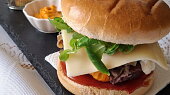 Domácí hamburger s chedarem