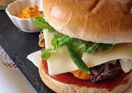 Domácí hamburger s chedarem