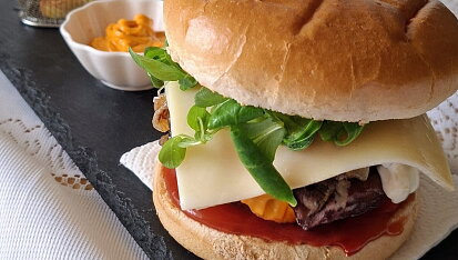 Domácí hamburger s chedarem