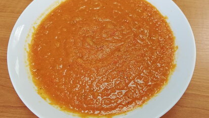 Polévka z pečené papriky, rajčat a mrkve