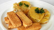 Smažené uzené tofu a gratinované brambory