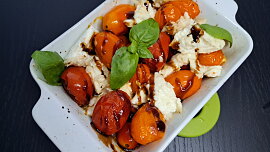 Caprese z pečených rajčat