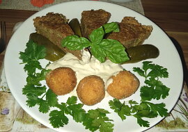 Brokolicový nákyp (Servírování s bramborovými kroketami troškou tatarky a kyselou okurkou)