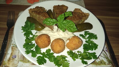 Brokolicový nákyp, Servírování s bramborovými kroketami troškou tatarky a kyselou okurkou