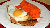 Grilovaná kotleta s mozzarellou a mrkvovým salátem