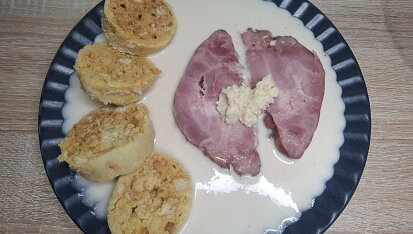 Křenová omáčka s uzeným masem