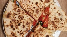 Quesadilla s rajčaty a nivou