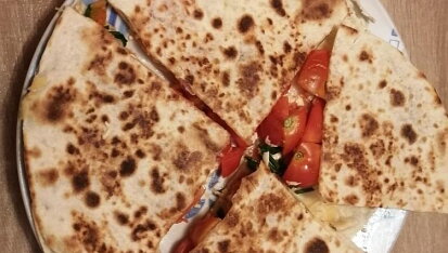 Quesadilla s rajčaty a nivou