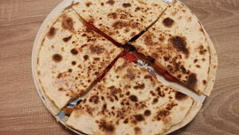 Quesadilla s rajčaty a nivou