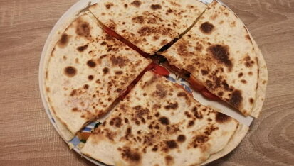 Quesadilla s rajčaty a nivou