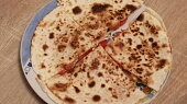 Quesadilla s rajčaty a nivou