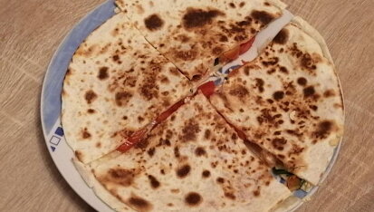 Quesadilla s rajčaty a nivou