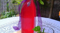 Domácí levandulový sirup.
