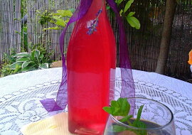 Domácí levandulový sirup.