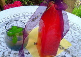 Domácí levandulový sirup.