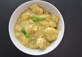 Gnocchi s kuřecím masem a pestem