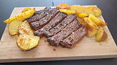 Hovězí steak s rozmarýnem a grilovanými brambory