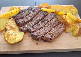 Hovězí steak s rozmarýnem a grilovanými brambory