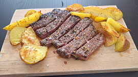 Hovězí steak s rozmarýnem a grilovanými brambory